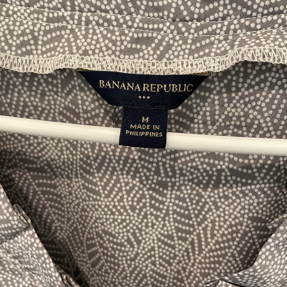 Banana Republic Women’s Medium Gray and White V-Neck Short Sleeve Top Blouse - Picture 2 of 10